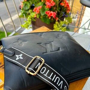 Louis Vuitton ~Monogram LV crossbody bag EUC